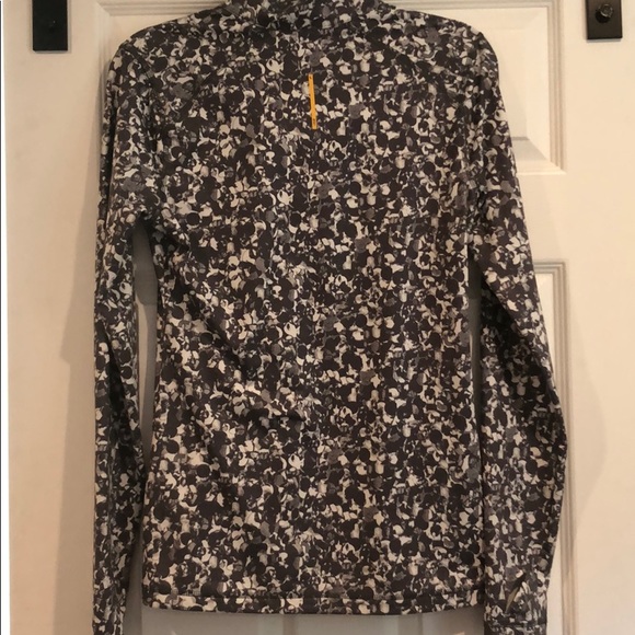 EUC LOLE Zip up size medium but fits like a small - Picture 8 of 8